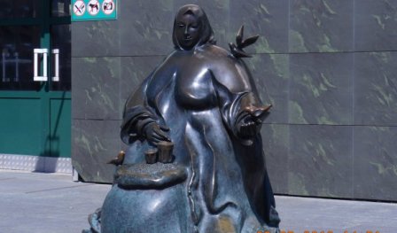 Памятник бабушке с семечками («Бабка Комариха»)