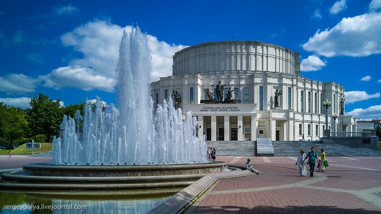 Театр оперы и балета с фонтаном перед входом