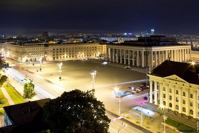 яркая ночная площадь Минска