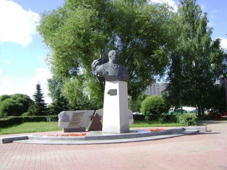 Памятник Ивану Якубовскому
