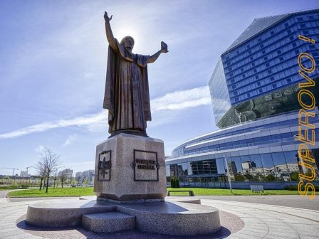 Памятник Франциску Скорине у Национальной библиотеки Беларуси