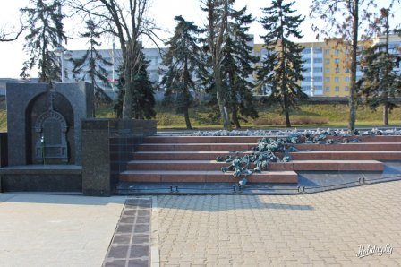 Мемориал «Розы» (Памятник погибшим в давке у станции метро «Немига»)