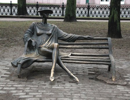 Памятник незнакомке в Минске (скульптура «Минчанка»)